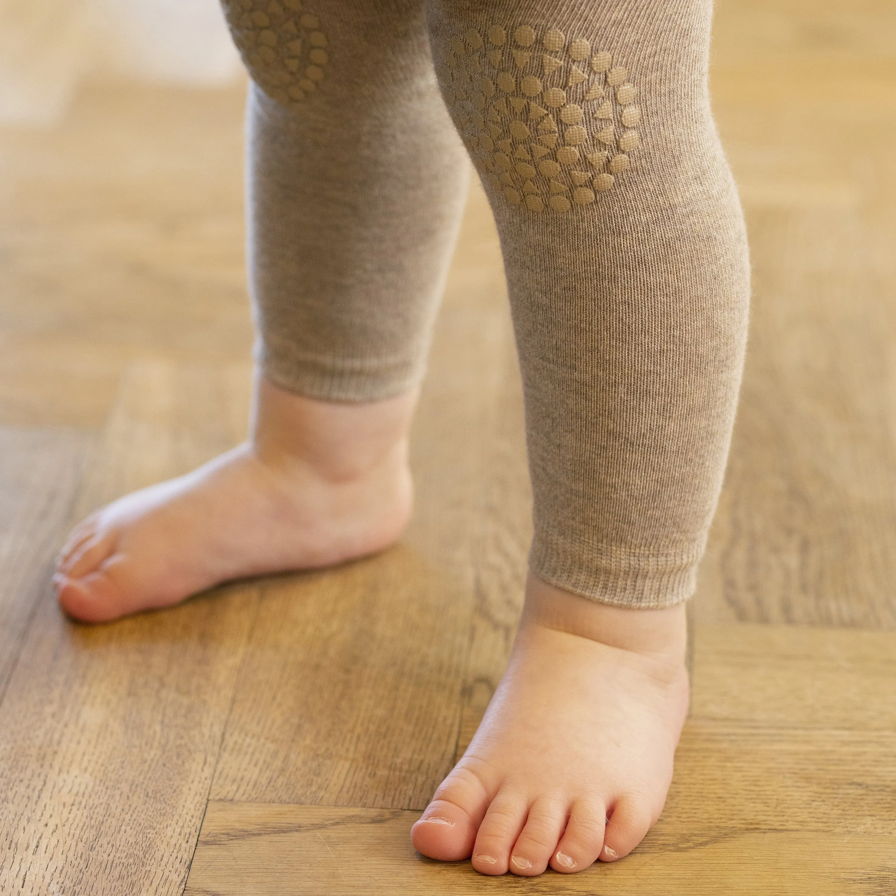 Non-slip crawling leggings with grip for babies and toddlers - Sand